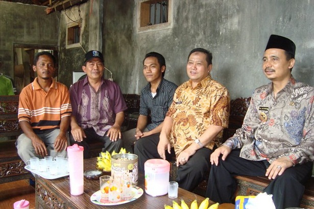 kunjungan-bupati-lumajang-ke-peternakan-etawa-jaya kunjungan-bupati-lumajang-ke-peternakan-etawa-jaya