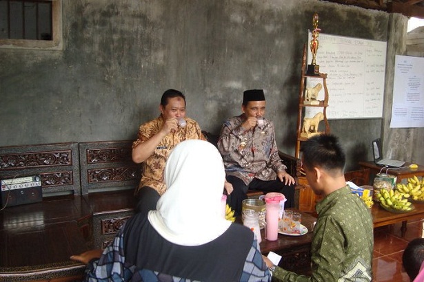kunjungan-bupati-lumajang-ke-peternakan-etawa-jaya