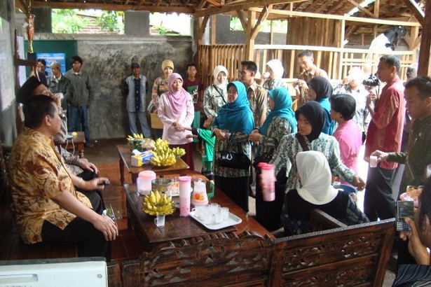 kunjungan-bupati-lumajang-ke-peternakan-etawa-jaya