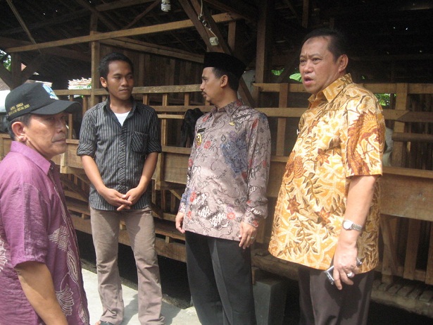 kunjungan-bupati-lumajang-ke-peternakan-etawa-jaya