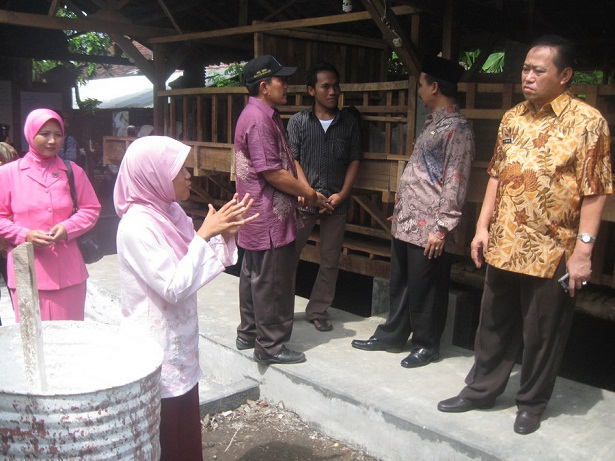 kunjungan-bupati-lumajang-ke-peternakan-etawa-jaya