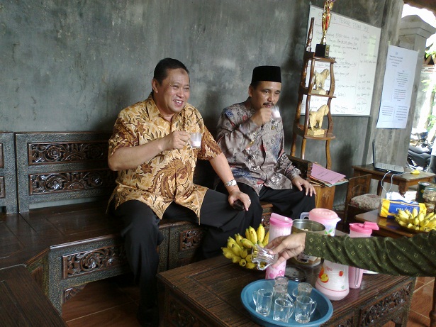 bupati-lumajang-menikmati-susu-kambing-etawa-jaya bupati-lumajang-menikmati-susu-kambing-etawa-jaya